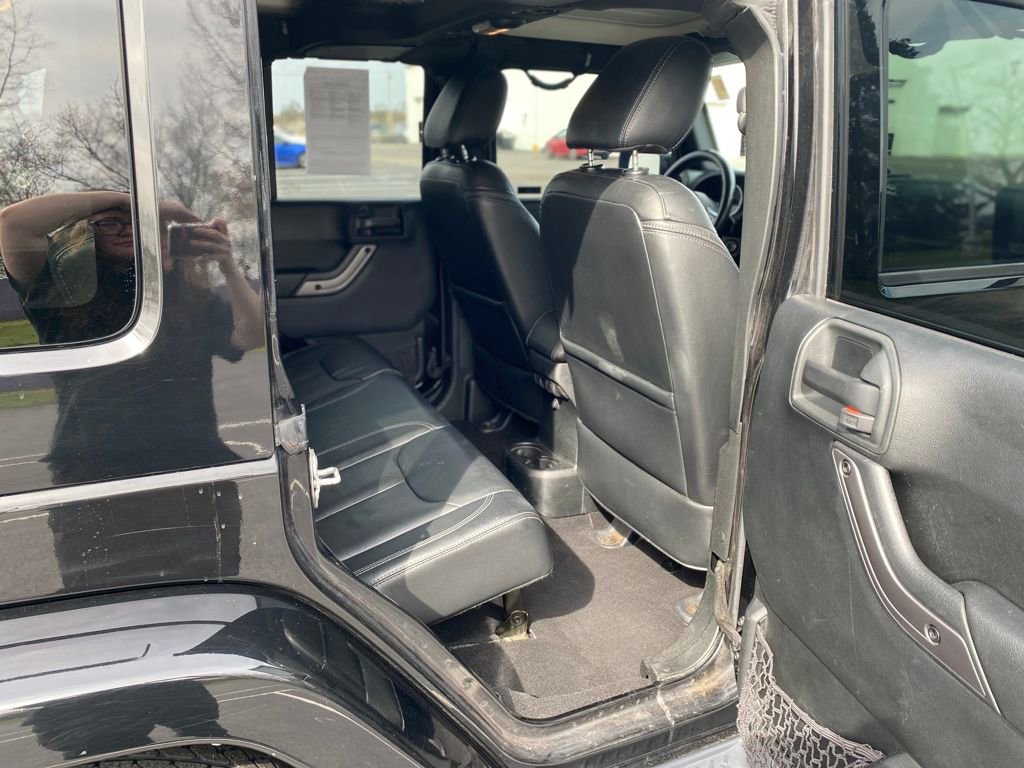 Used 2018 Jeep Wrangler Unlimited Sahara AWD/4WD image 15