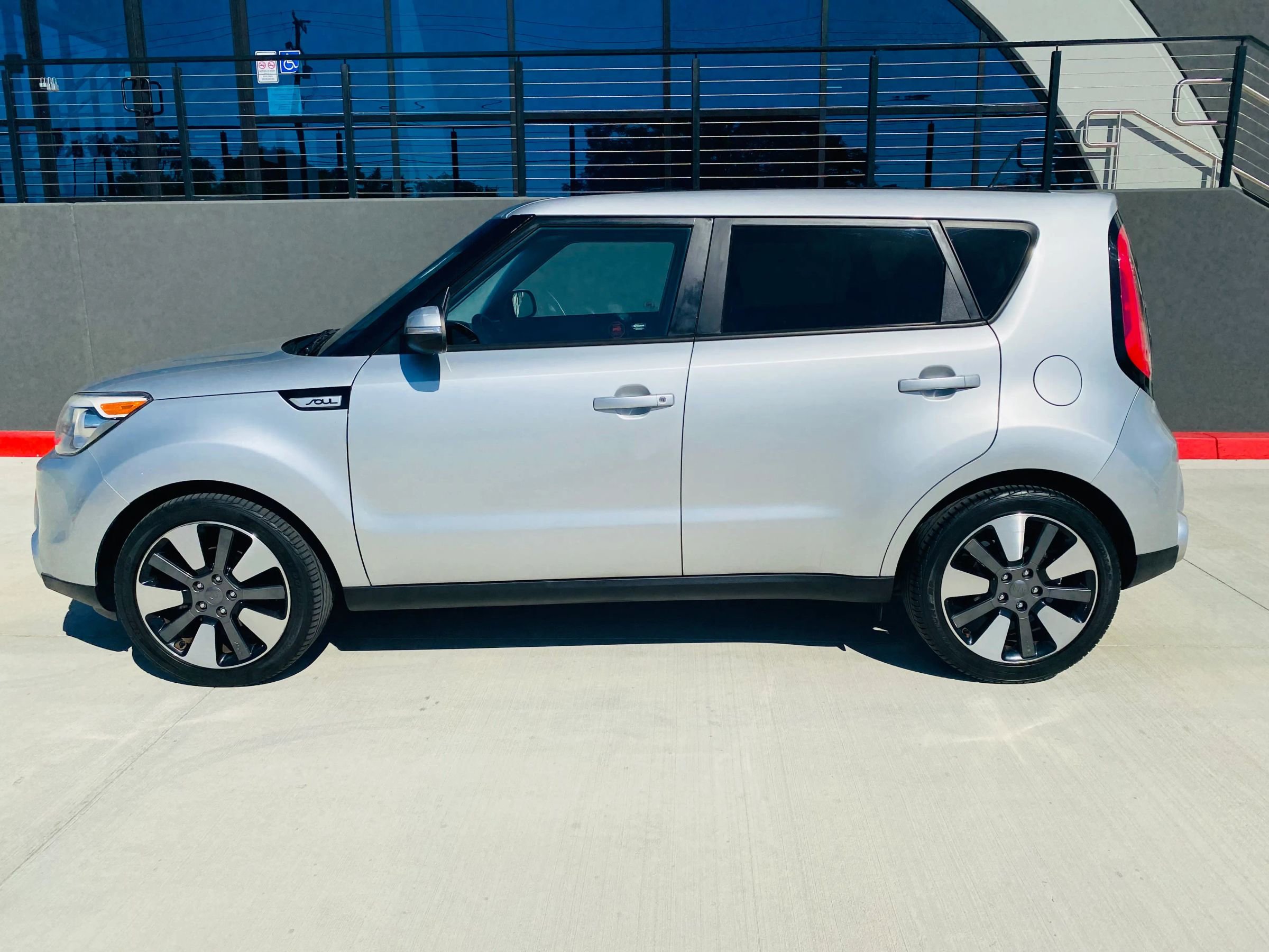 Used 2015 Kia Soul ! FWD image 2