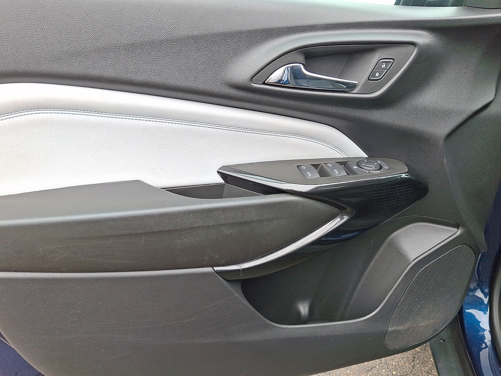 Used 2024 Chevrolet Trax LT w/ Sunroof Package FWD image 12
