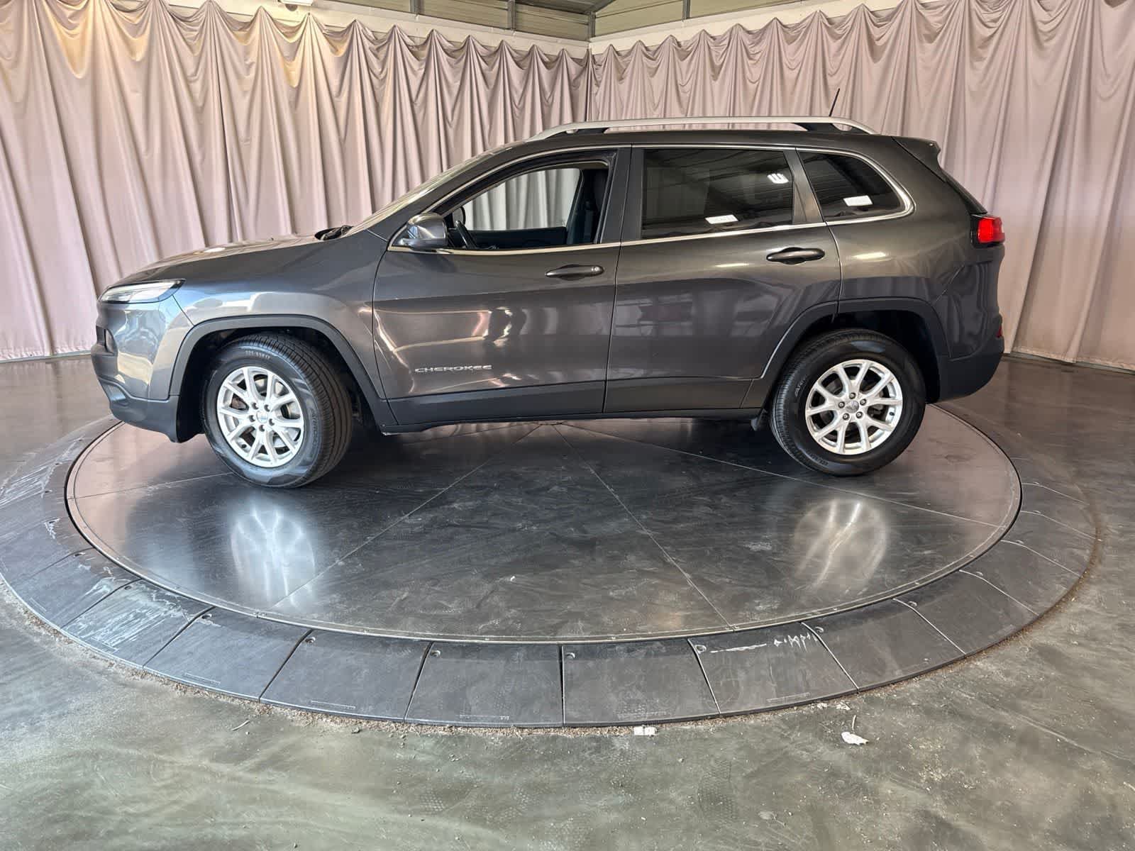 Used 2016 Jeep Cherokee Latitude FWD image 8