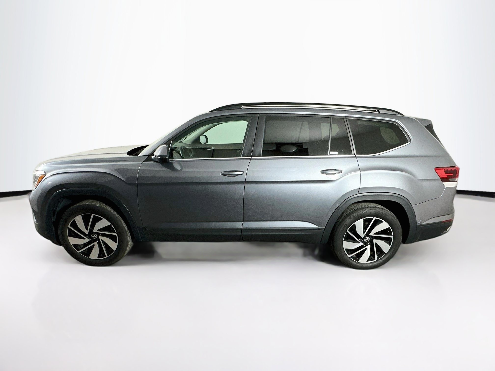 Used 2025 Volkswagen Atlas SE FWD image 4