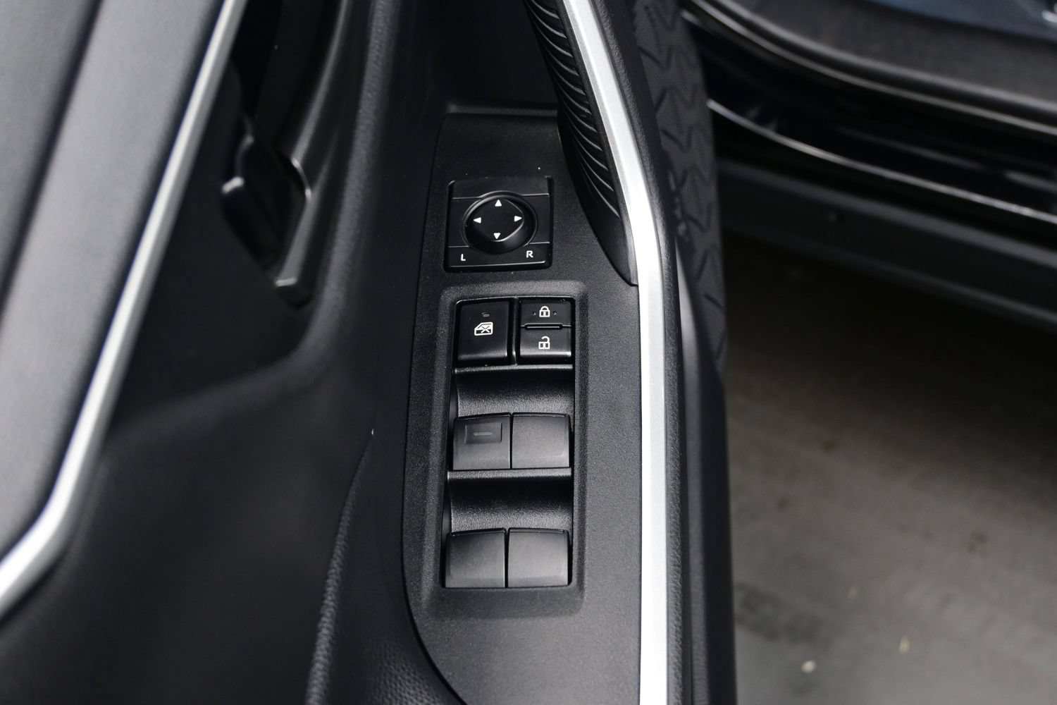 Used 2021 Toyota RAV4 LE AWD/4WD image 10