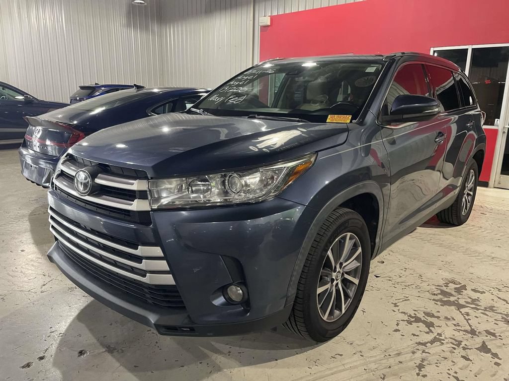 Used 2019 Toyota Highlander XLE FWD video 2