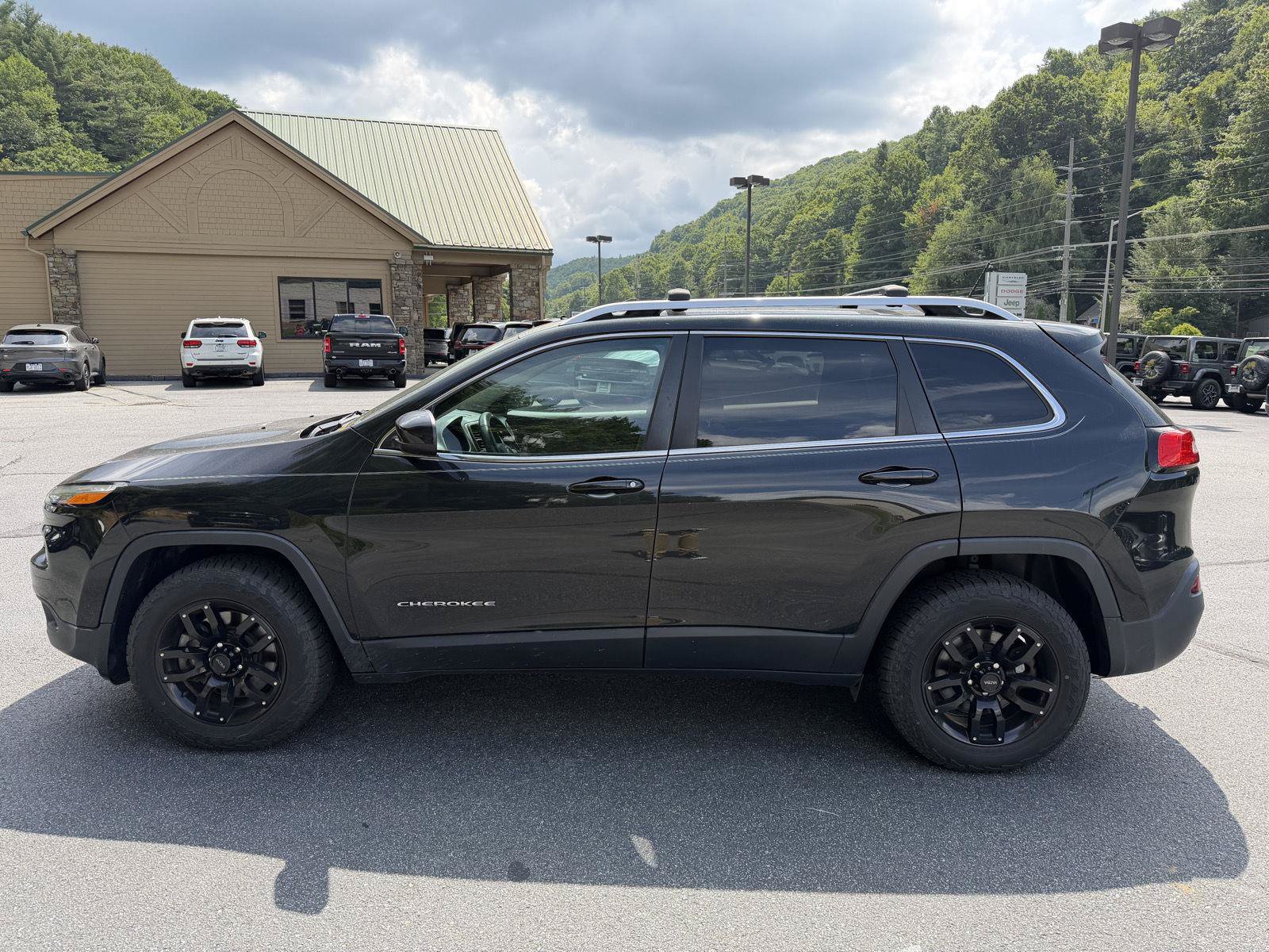Used 2015 Jeep Cherokee Latitude w/ Trailer Tow Group AWD/4WD image 9