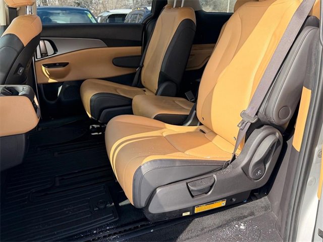 Used 2023 Kia Carnival LX image 7