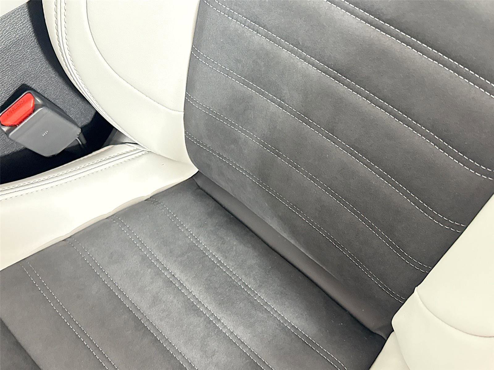 New 2025 Mitsubishi Outlander SE image 11