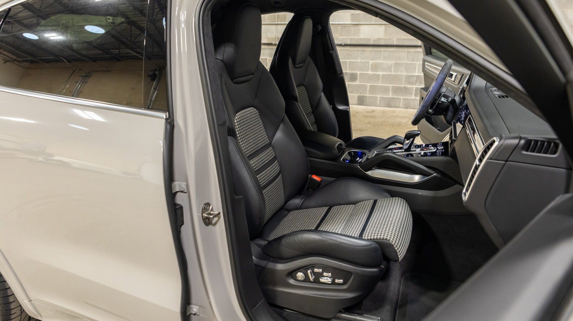 Used 2021 Porsche Cayenne Turbo S image 55