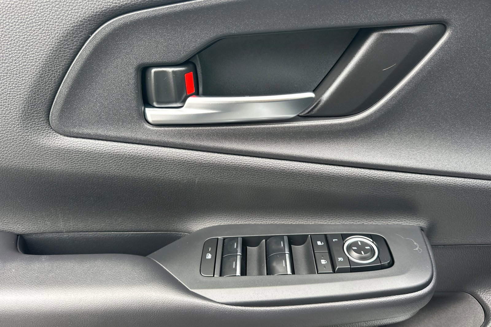 Used 2025 Toyota Prius SE image 11