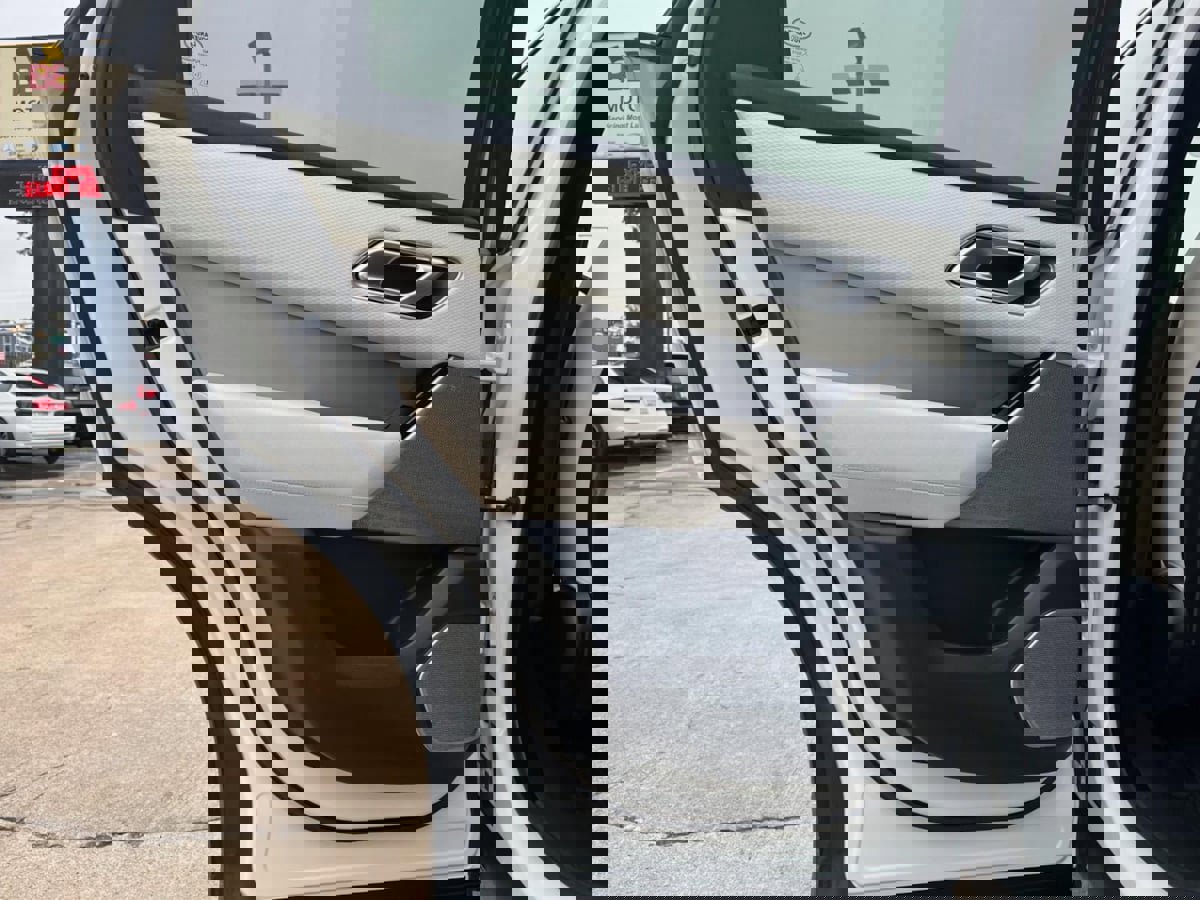 Used 2019 Land Rover Range Rover Velar R-Dynamic SE image 28