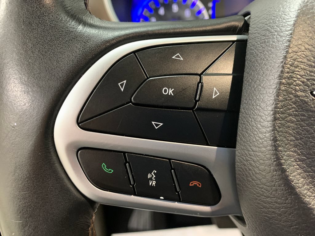 Used 2018 Chrysler Pacifica Touring-L w/ Tire & Wheel Group FWD image 17