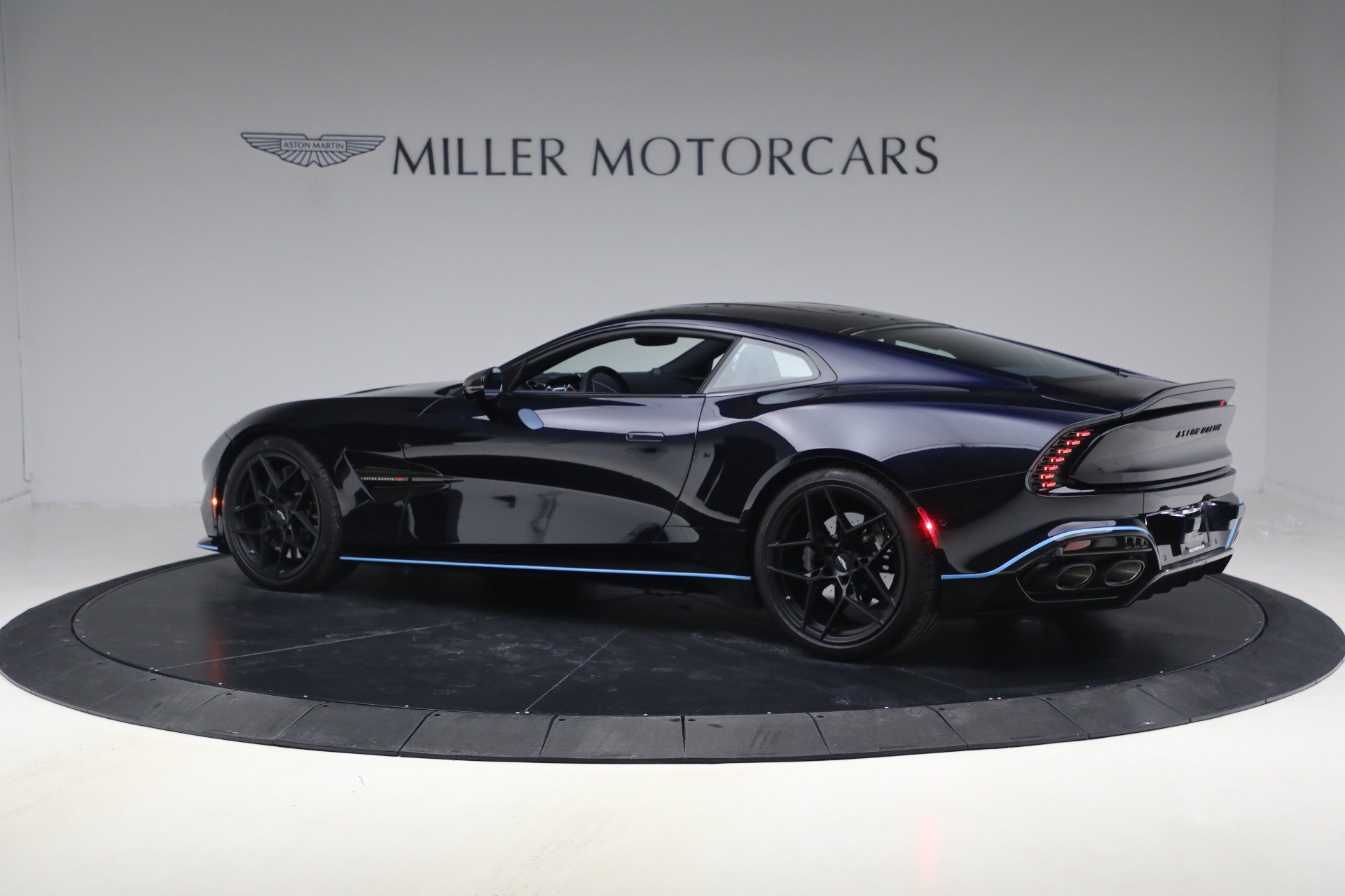 Used 2025 Aston Martin Vanquish RWD image 4