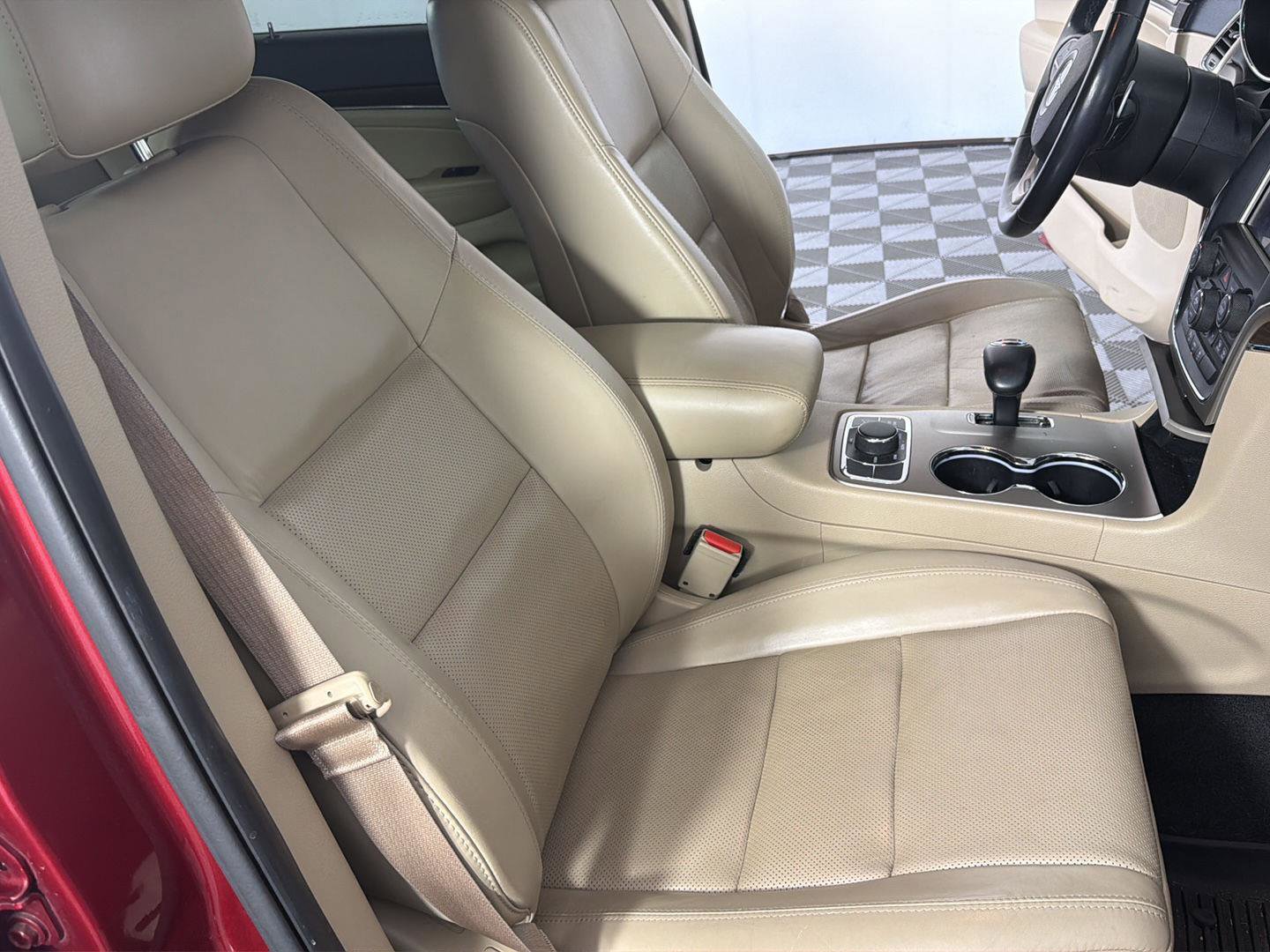Used 2015 Jeep Grand Cherokee Limited w/ Luxury Group II AWD/4WD image 18