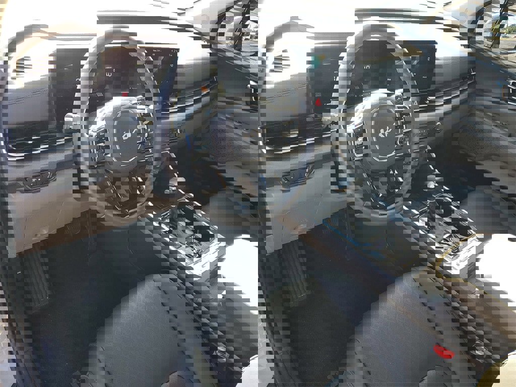 Used 2025 Kia Carnival EX image 6