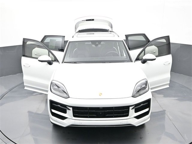 Used 2025 Porsche Cayenne image 31