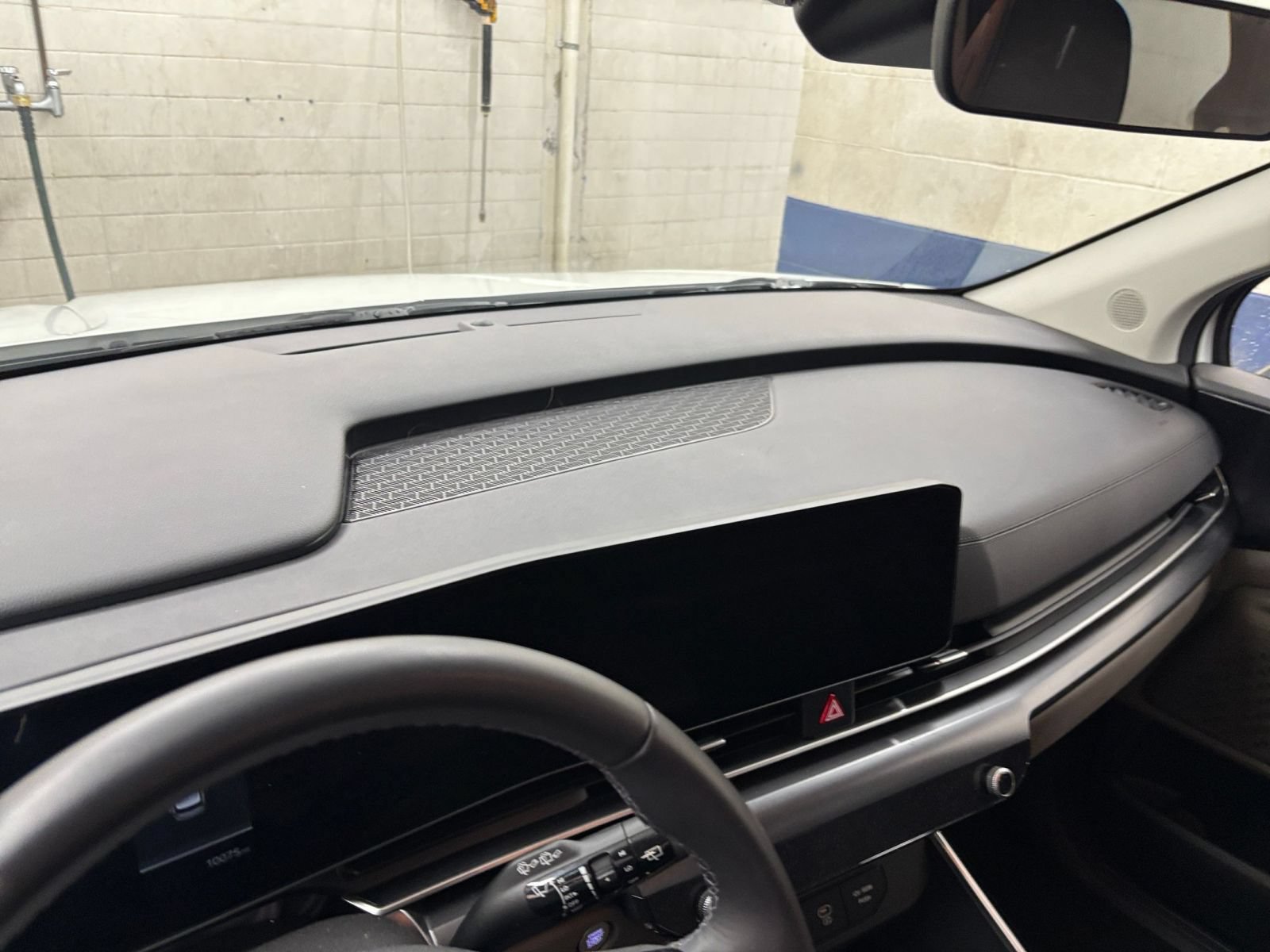 Used 2026 Kia Carnival FWD image 17