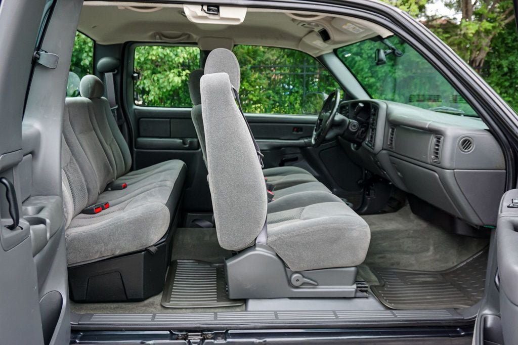 Used 2004 Chevrolet Silverado 2500 LS AWD/4WD image 27