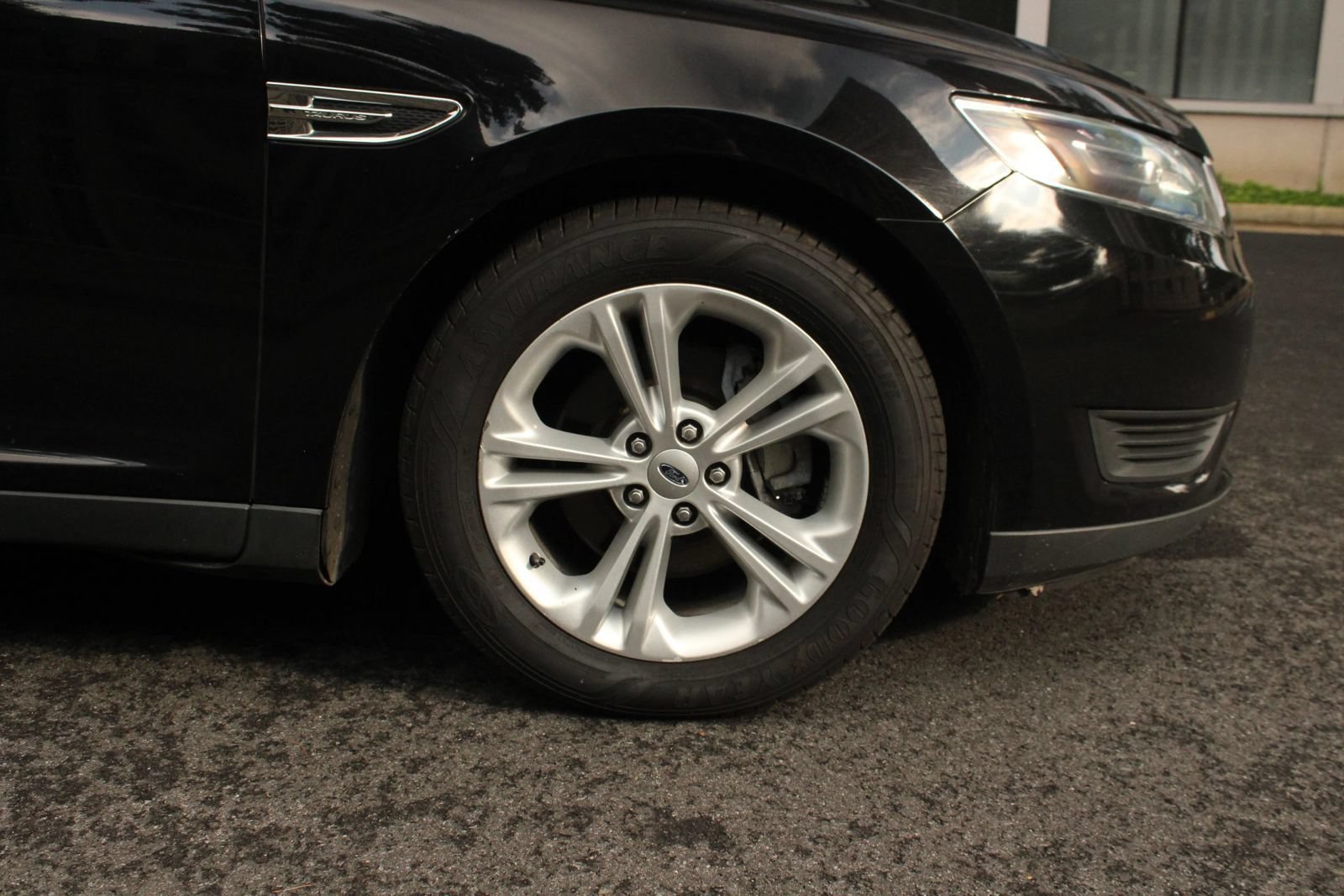 Used 2016 Ford Taurus SE FWD image 4