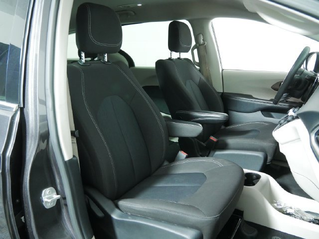 Used 2022 Chrysler Voyager LX FWD image 13