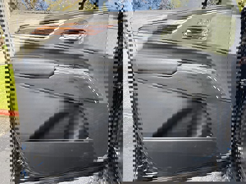 Used 2021 Cadillac Escalade Premium Luxury w/ LPO, Illumination Package image 27