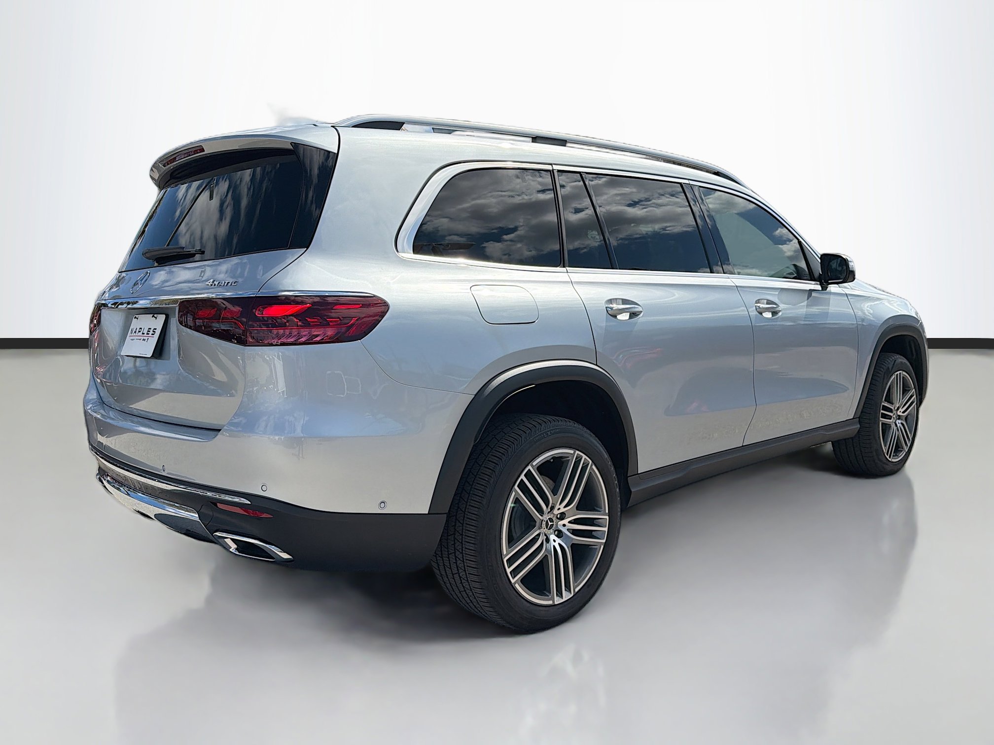Used 2024 Mercedes-Benz GLS 450 4MATIC image 3