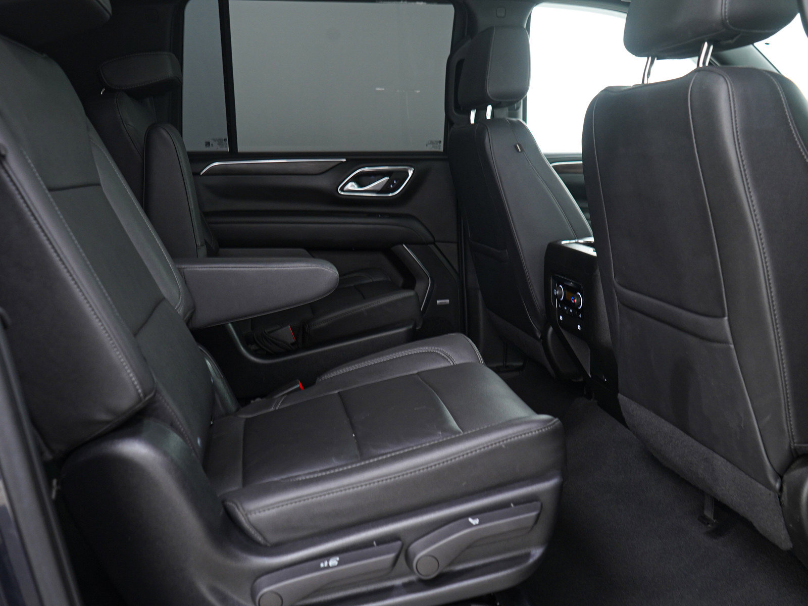 Used 2022 Chevrolet Suburban LT w/ Luxury Package image 15