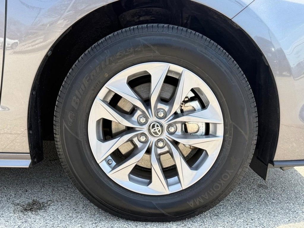 Used 2024 Toyota Sienna XLE image 11