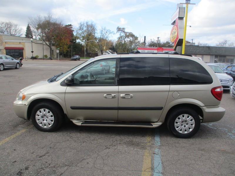 Used 2005 Chrysler Town & Country w/ Popular Equipment Group I FWD image 4
