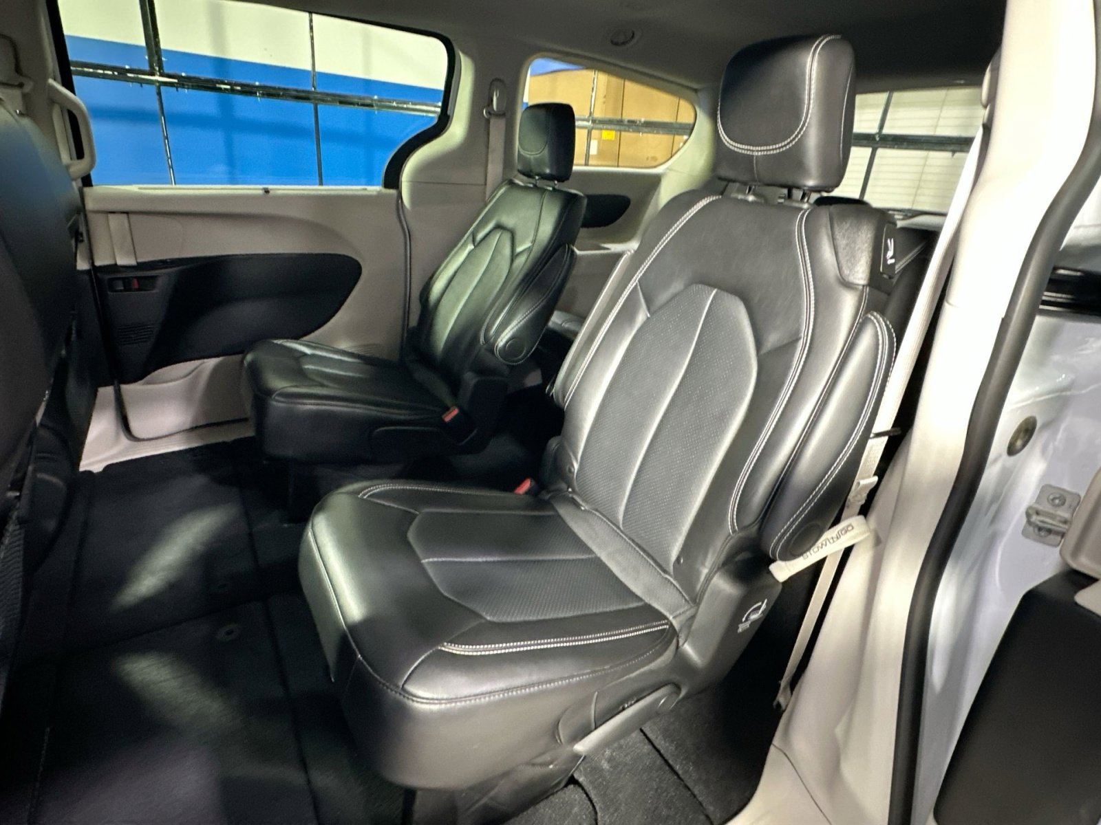 Used 2024 Chrysler Pacifica Touring-L image 32