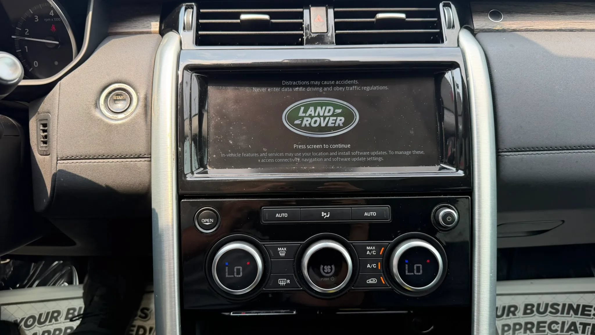 Used 2017 Land Rover Discovery HSE AWD/4WD image 26