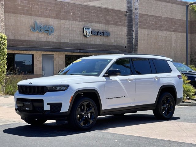 Used 2023 Jeep Grand Cherokee L Laredo image 4