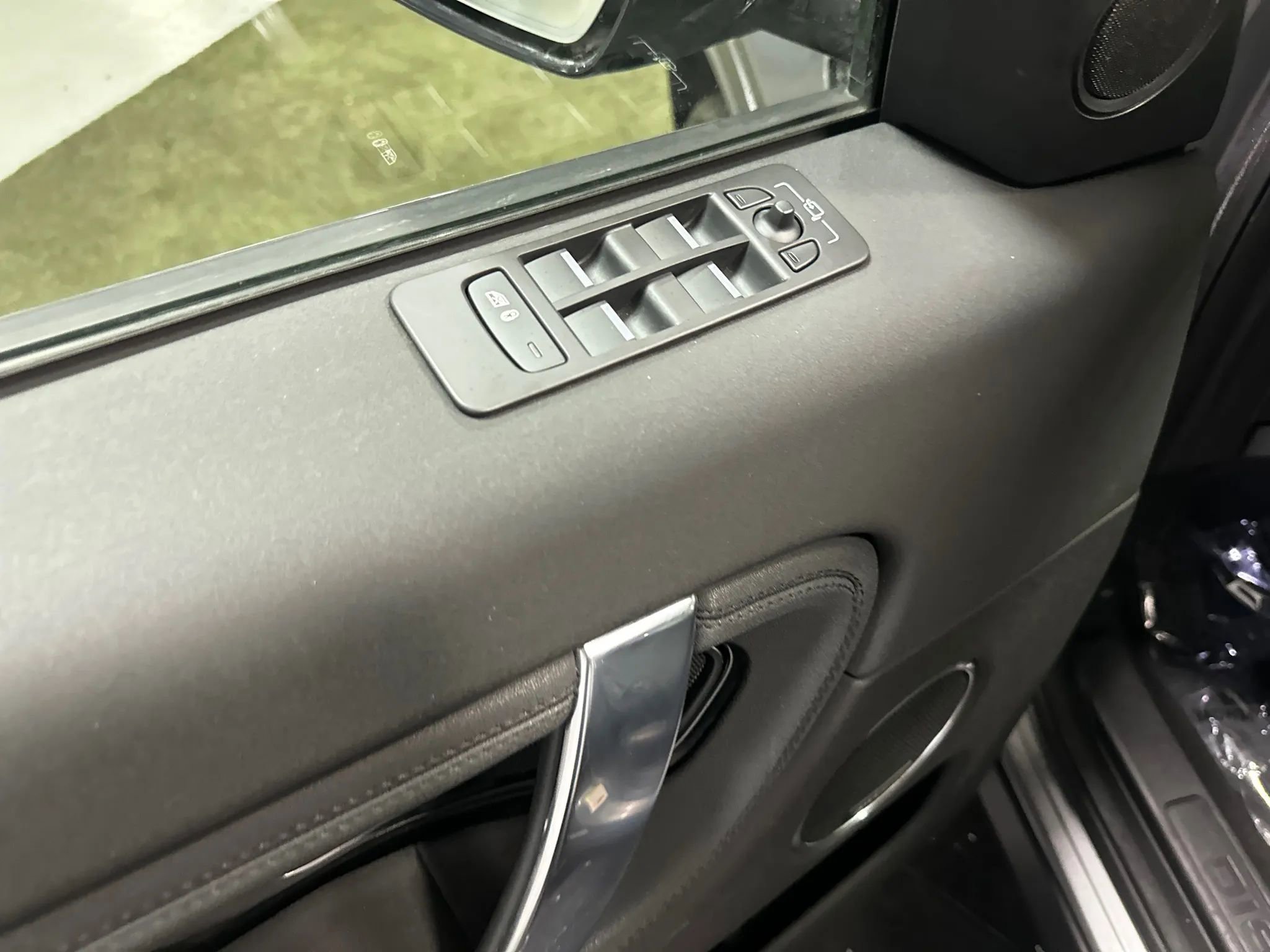 Used 2025 Land Rover Discovery Sport S image 12