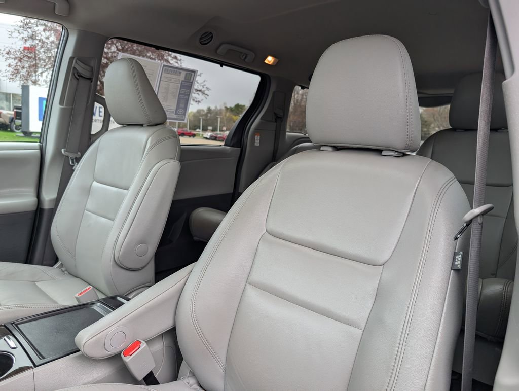 Used 2019 Toyota Sienna XLE w/ XLE Navigation Package AWD/4WD image 18