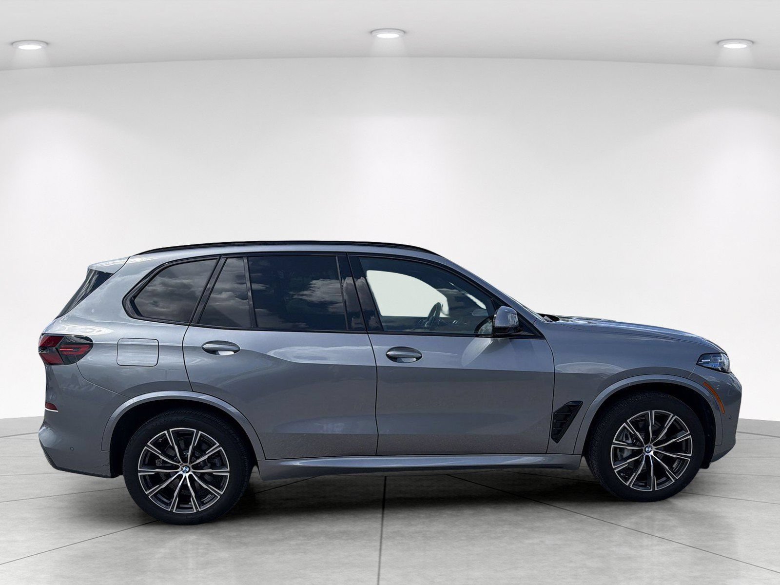 Certified 2025 BMW X5 xDrive40i AWD/4WD image 3