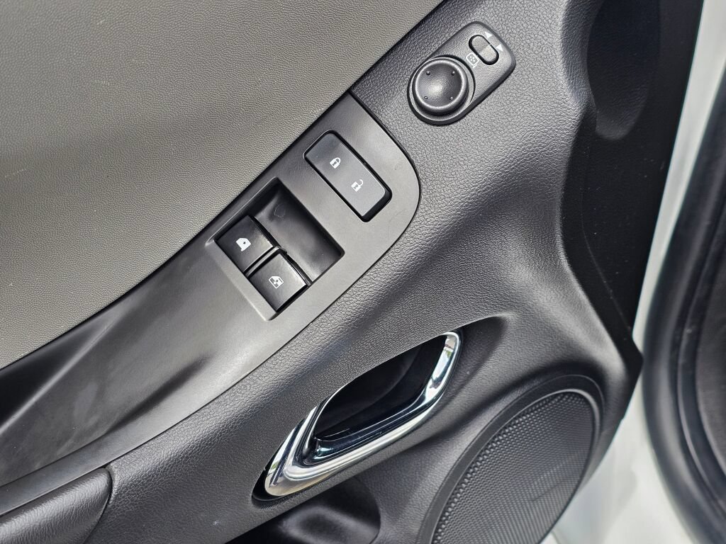 Used 2013 Chevrolet Camaro LS RWD image 27