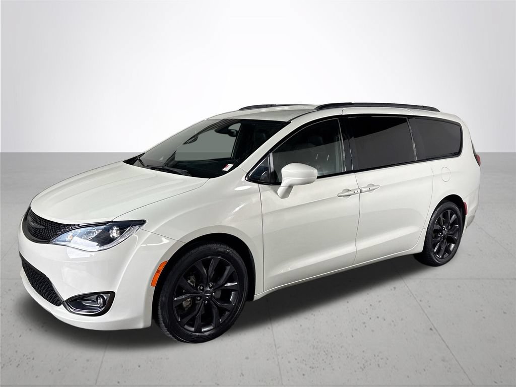 Used 2019 Chrysler Pacifica Touring-L FWD image 2