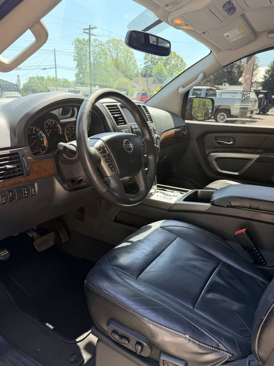 Used 2015 Nissan Armada Platinum w/ 2nd Row Captain Seat Package AWD/4WD image 8