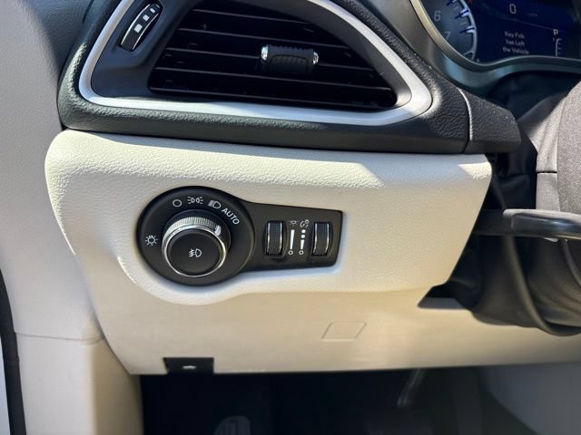 Used 2023 Chrysler Pacifica Touring-L FWD image 24