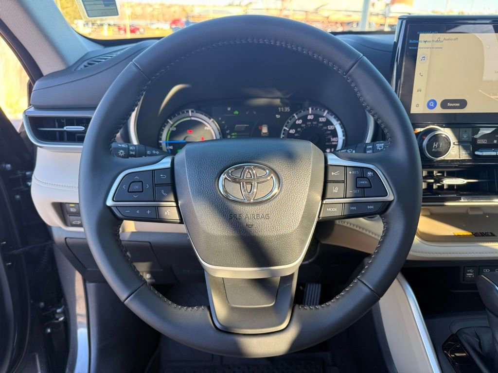 Used 2025 Toyota Highlander XLE image 12