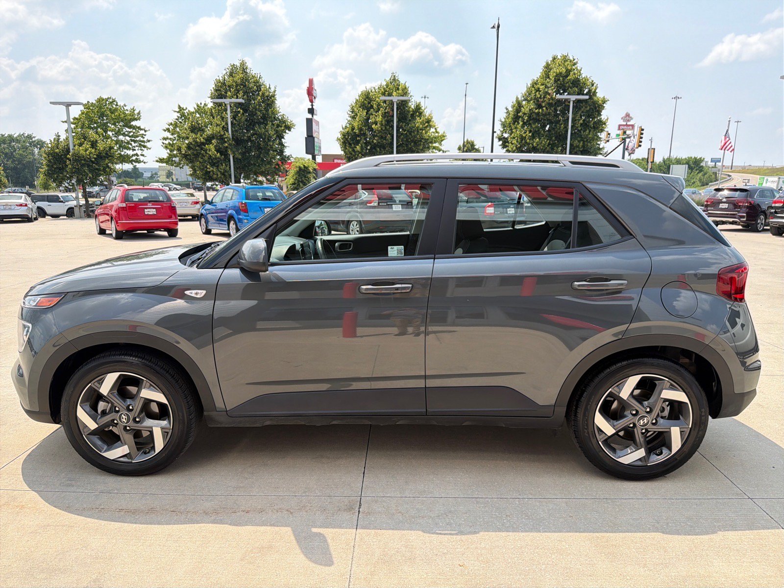 Used 2025 Hyundai Venue SEL FWD image 5