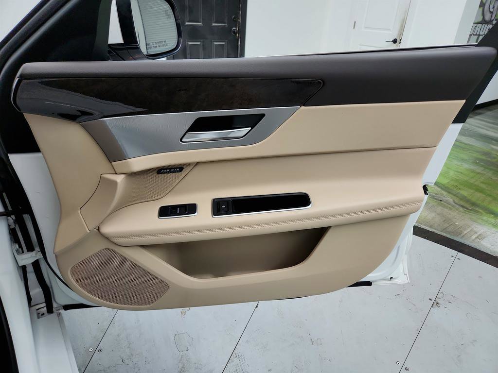 Used 2020 Jaguar XF Prestige image 27