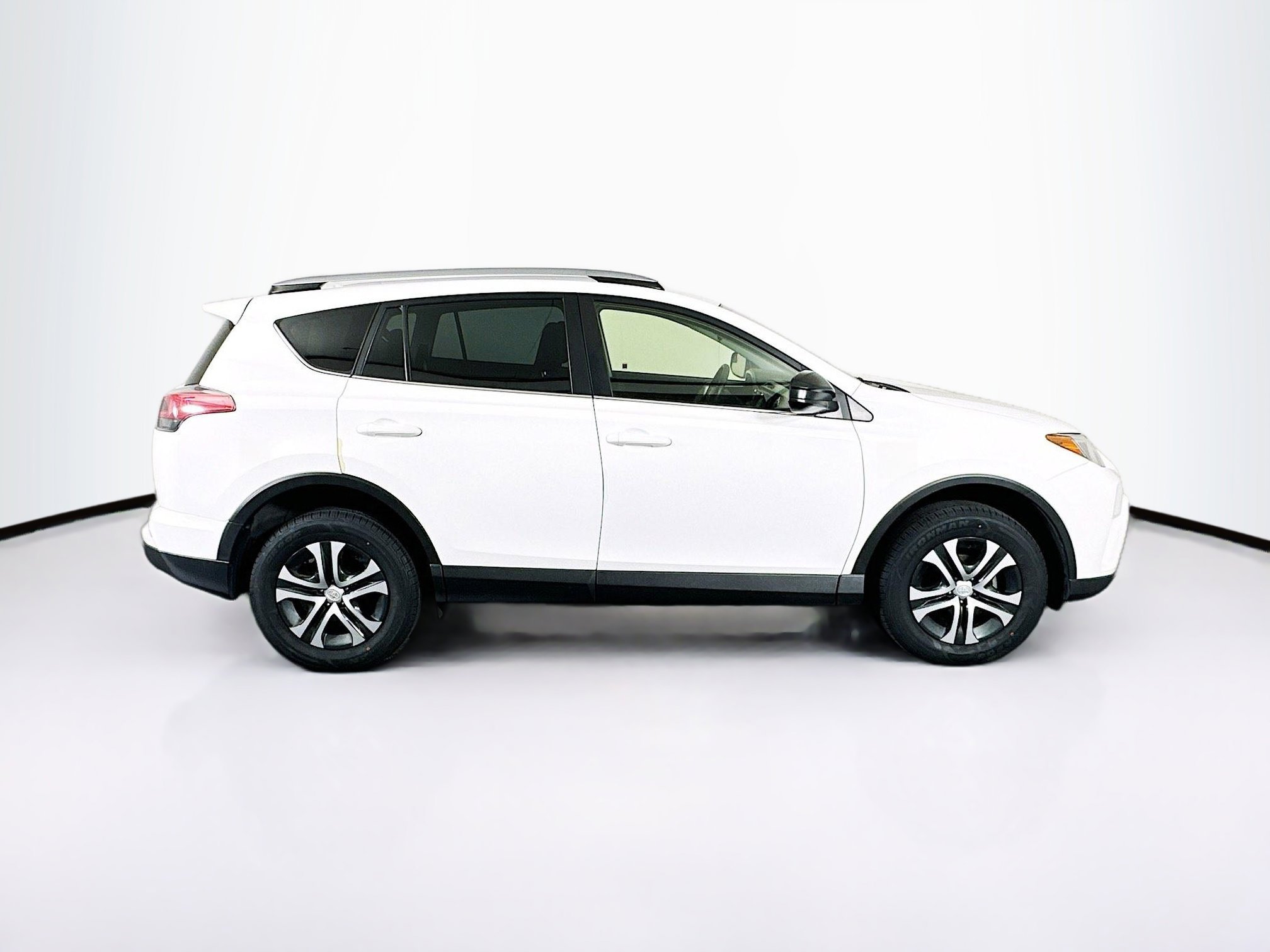 Used 2018 Toyota RAV4 LE FWD image 10