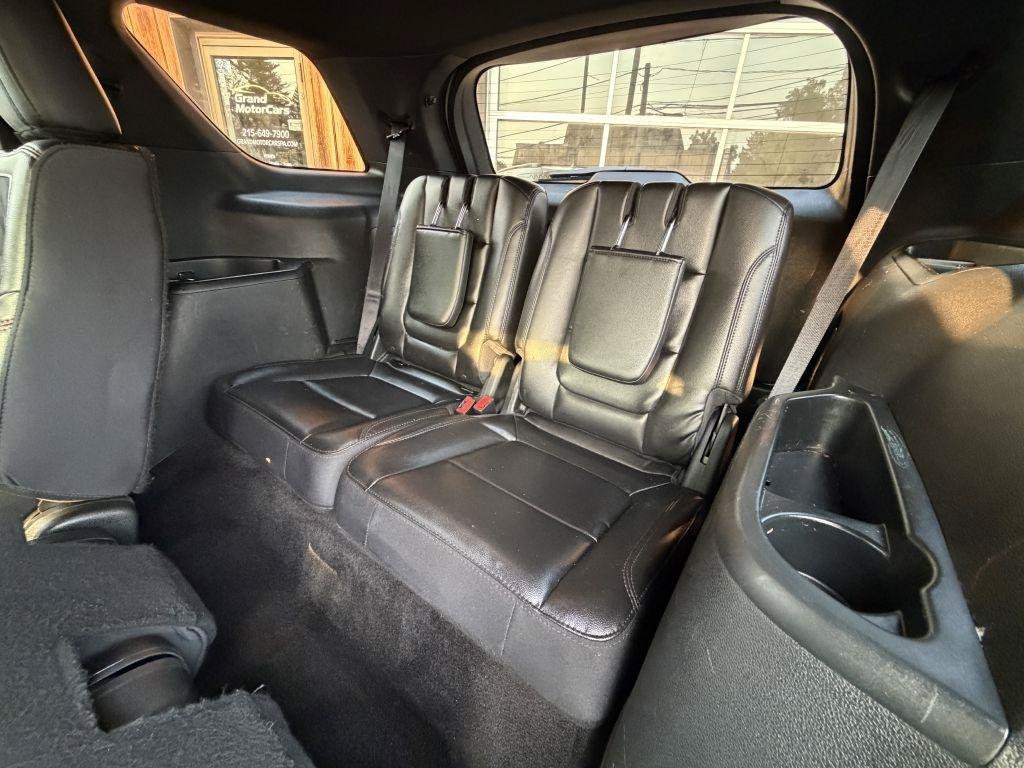 Used 2018 Ford Explorer XLT w/ Equipment Group 202A AWD/4WD image 17
