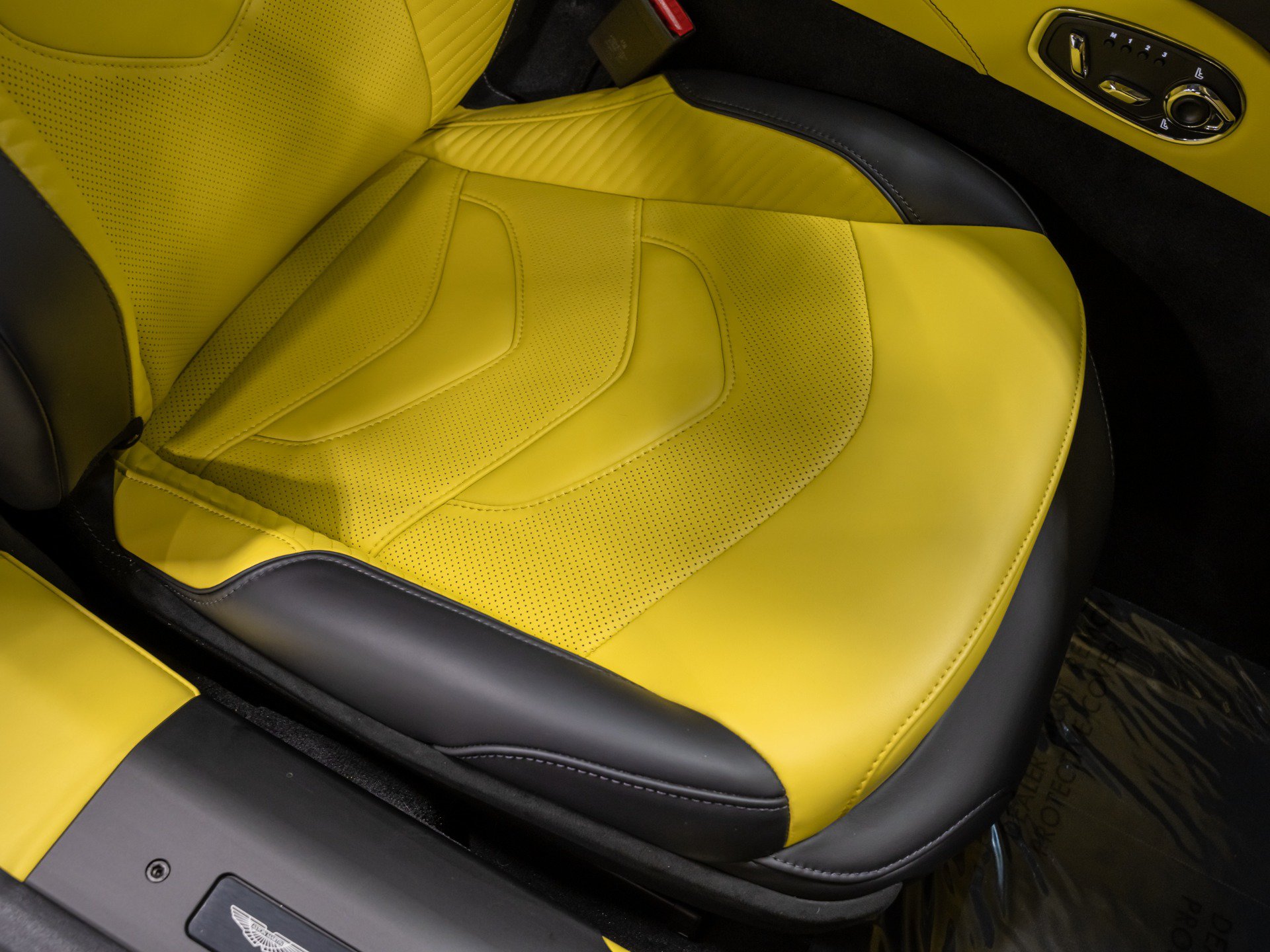 Used 2023 Aston Martin DBS Coupe RWD image 82