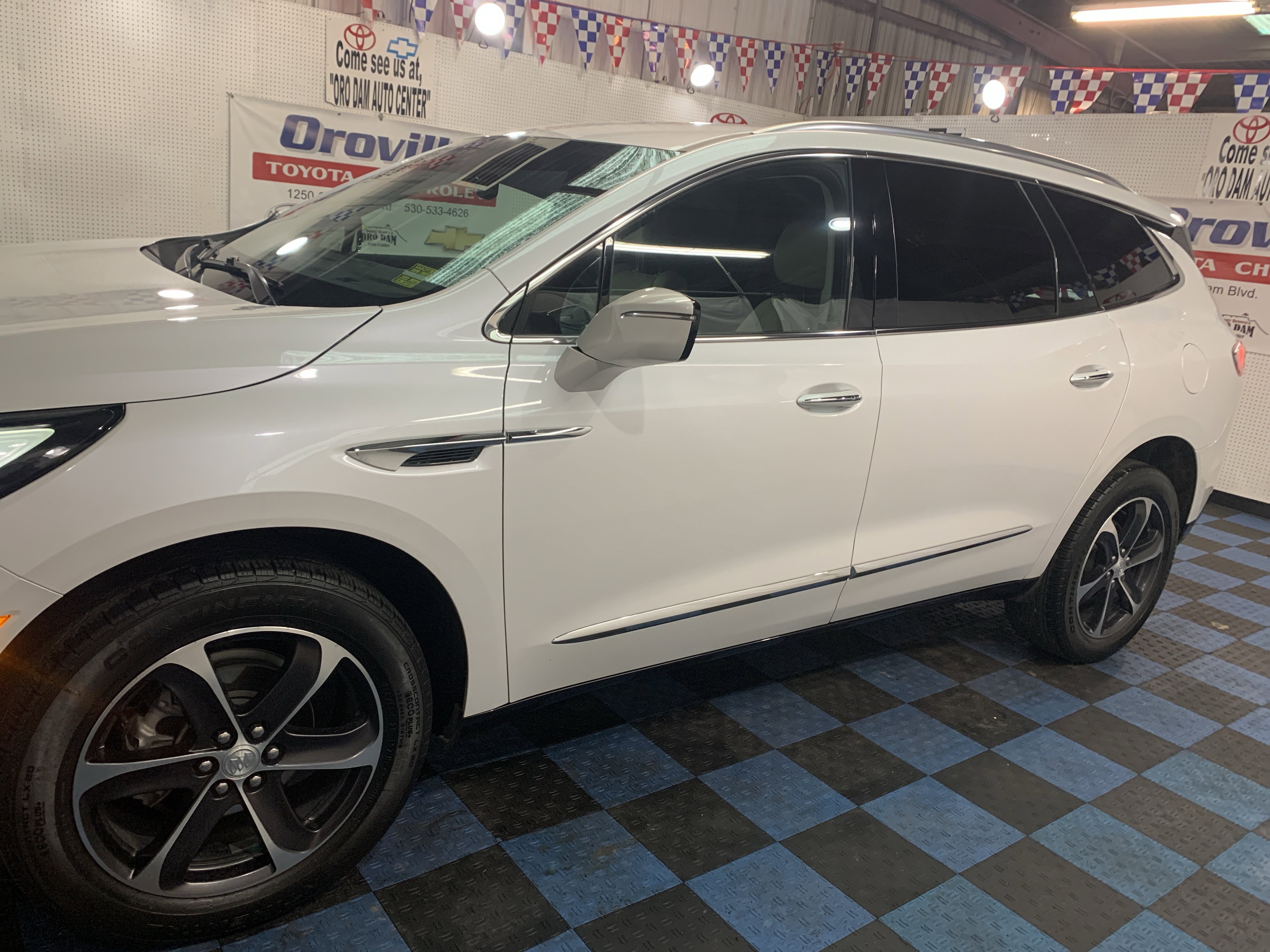 Used 2022 Buick Enclave Essence w/ Sport Touring Edition image 2