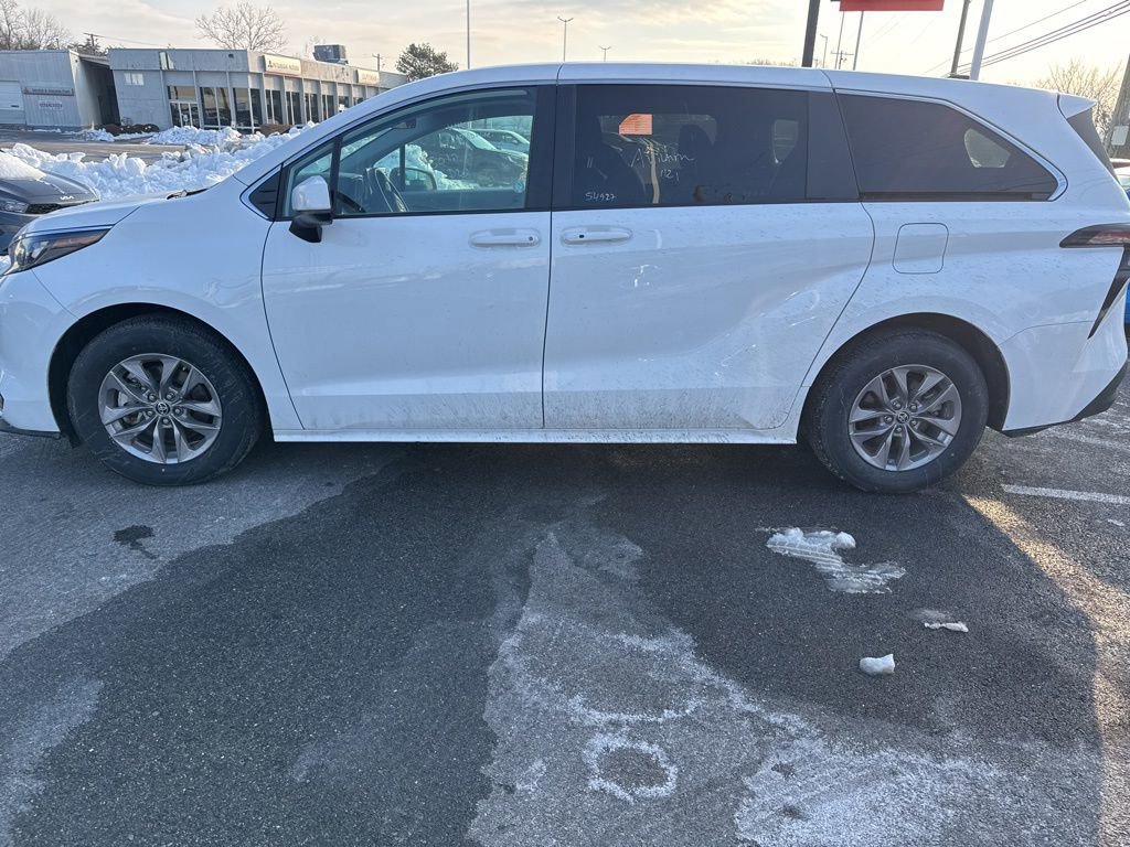 Used 2024 Toyota Sienna LE image 7