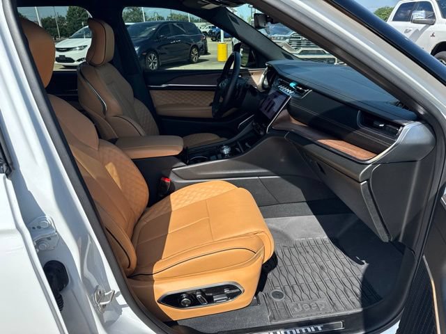 Used 2025 Jeep Grand Cherokee L Summit AWD/4WD image 32