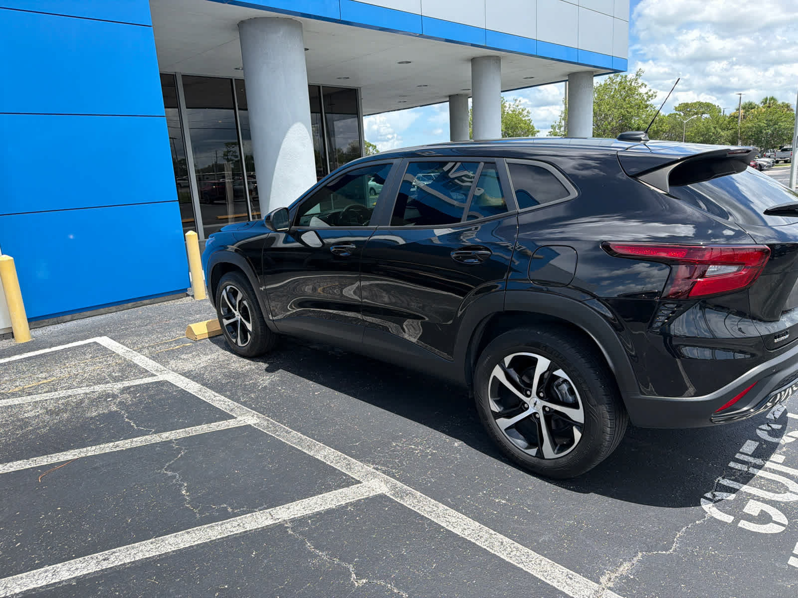 Used 2024 Chevrolet Trax RS w/ Driver Confidence Package FWD image 3