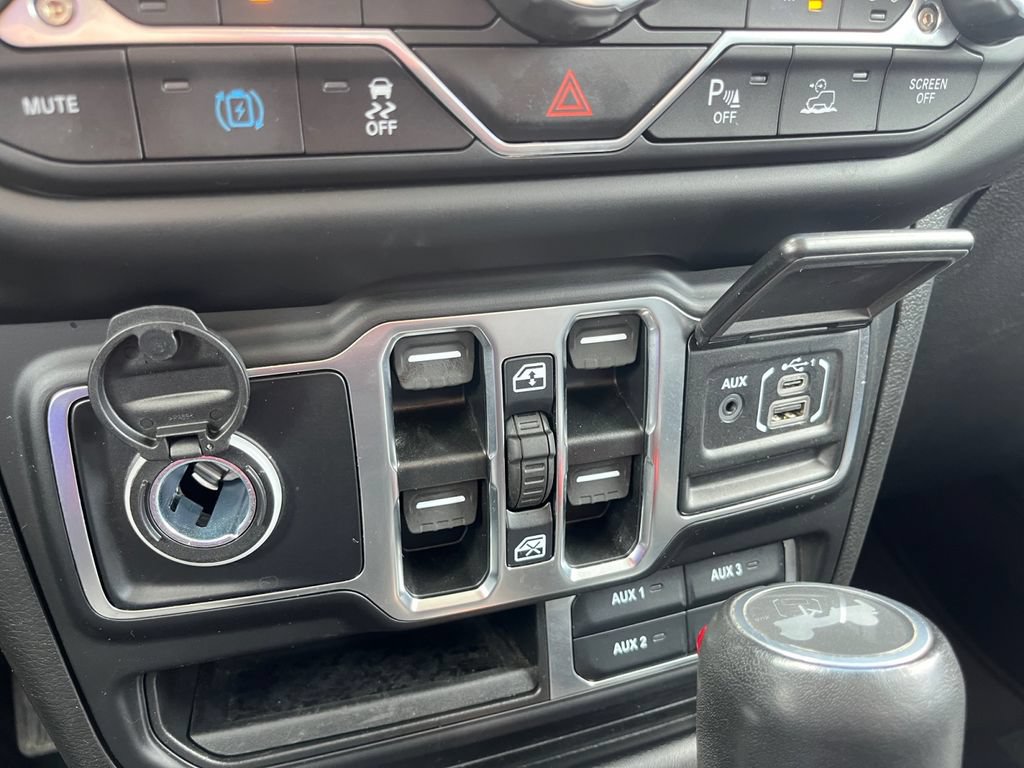 Used 2022 Jeep Wrangler Unlimited Sahara AWD/4WD image 21