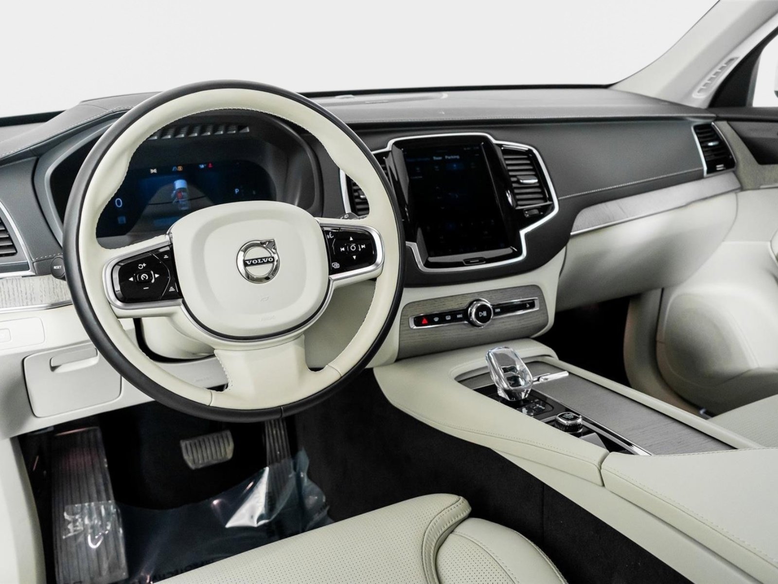 Used 2025 Volvo XC90 B6 Ultra w/ Protection Package Premier image 2