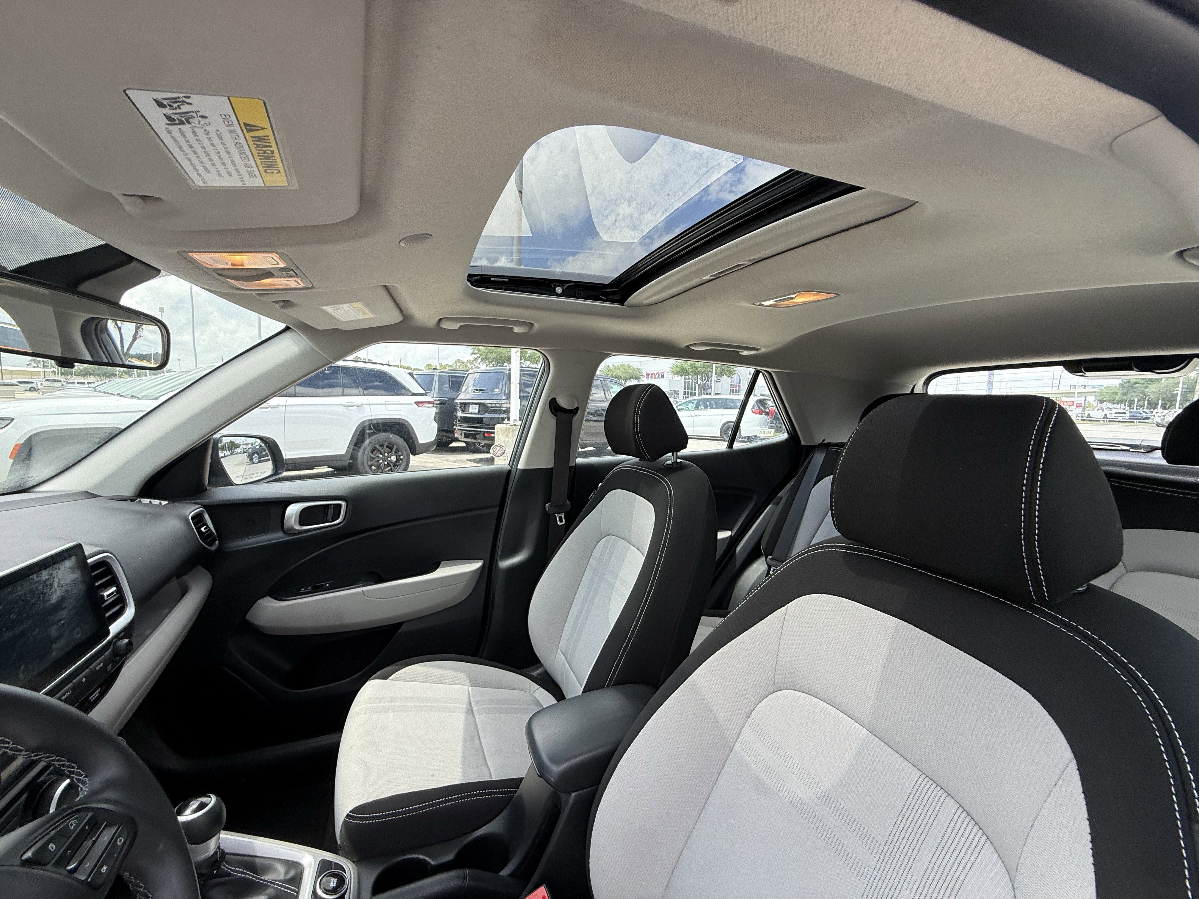 Used 2025 Hyundai Venue SEL FWD image 28